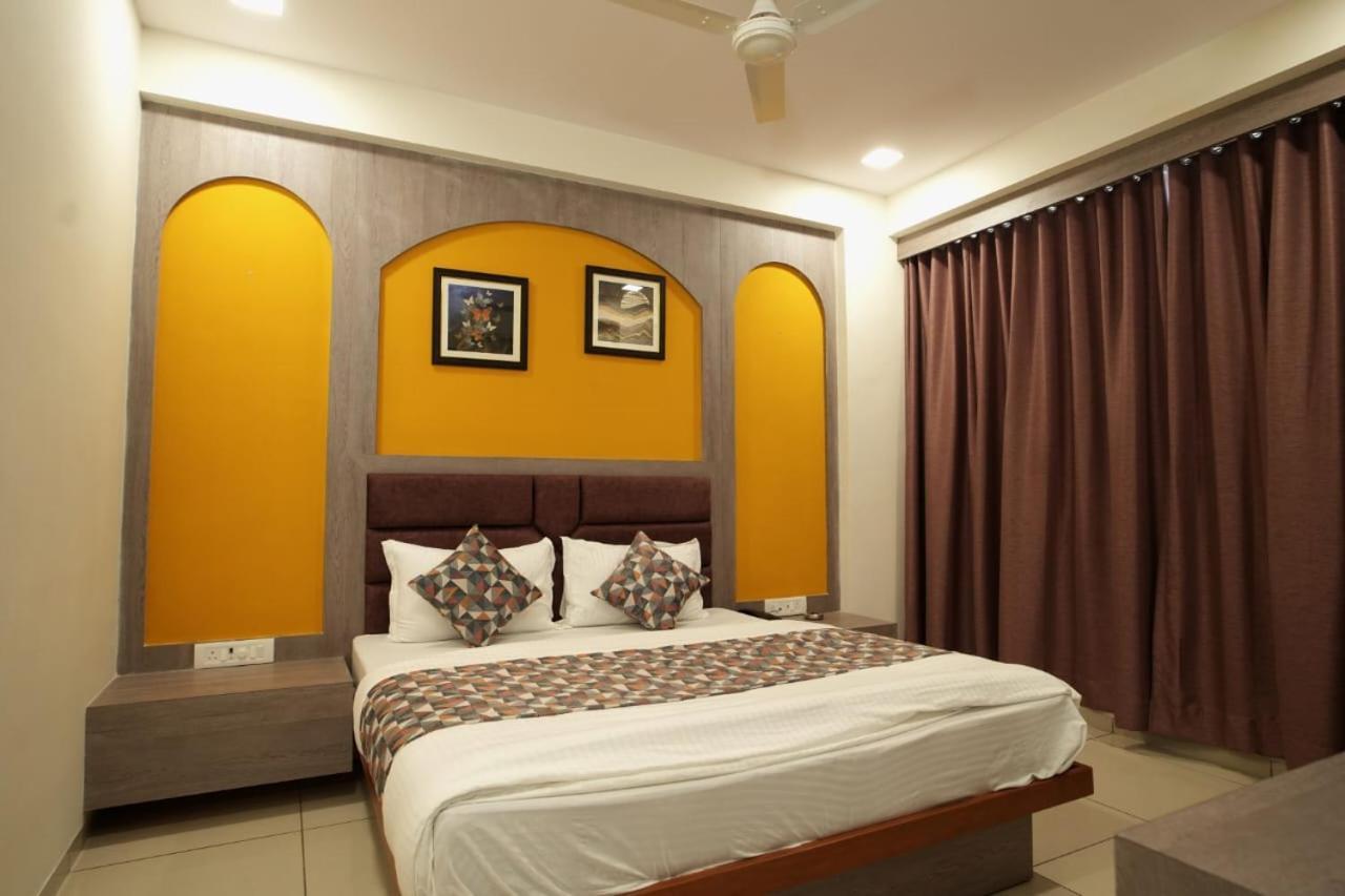 Hotl Sunsky Hotel Vadodara Exterior photo