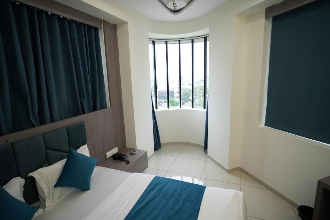 Hotl Sunsky Hotel Vadodara Exterior photo