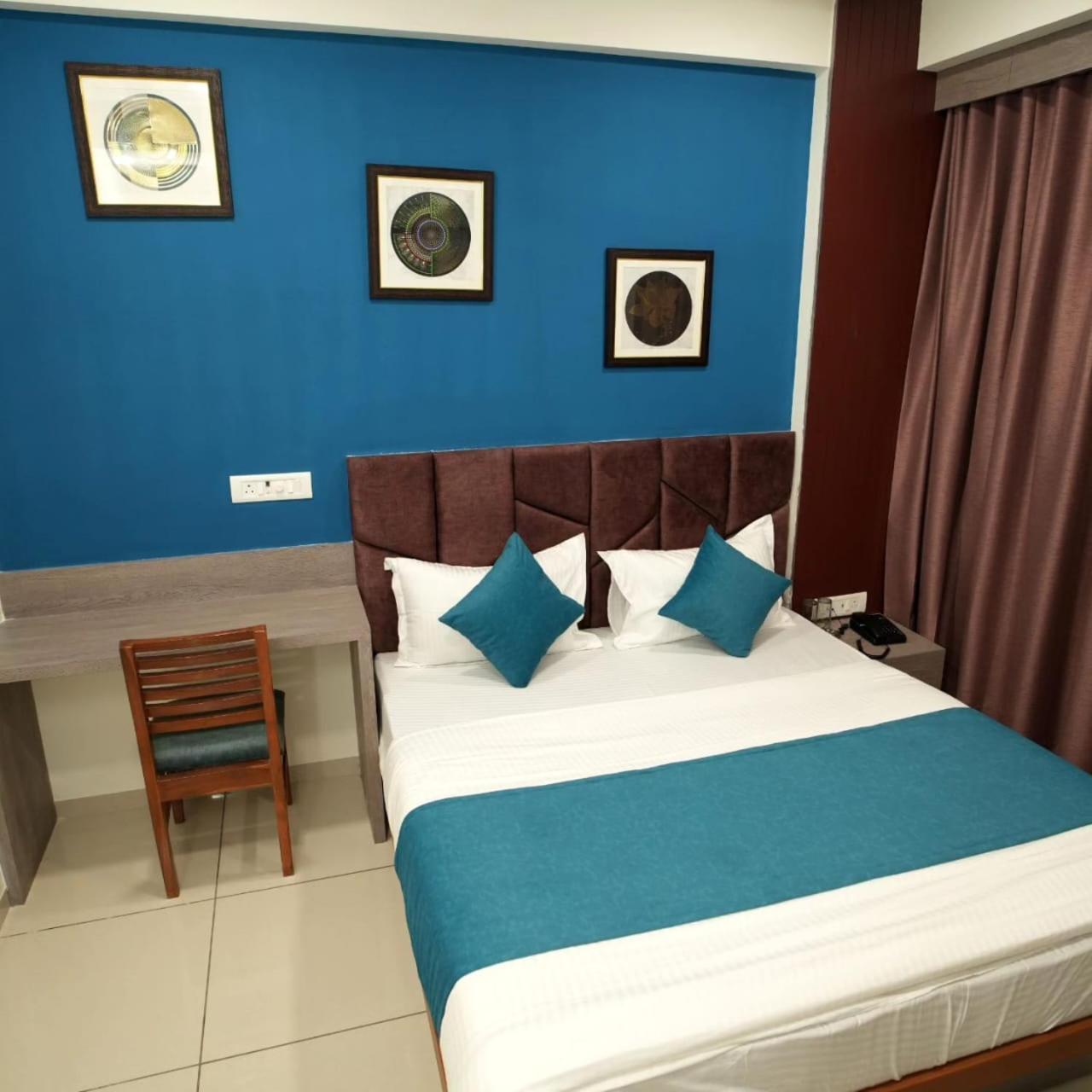 Hotl Sunsky Hotel Vadodara Exterior photo
