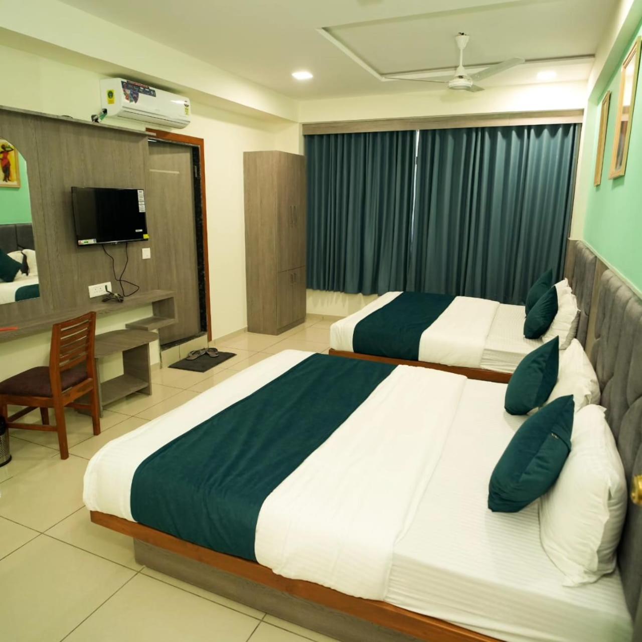 Hotl Sunsky Hotel Vadodara Exterior photo