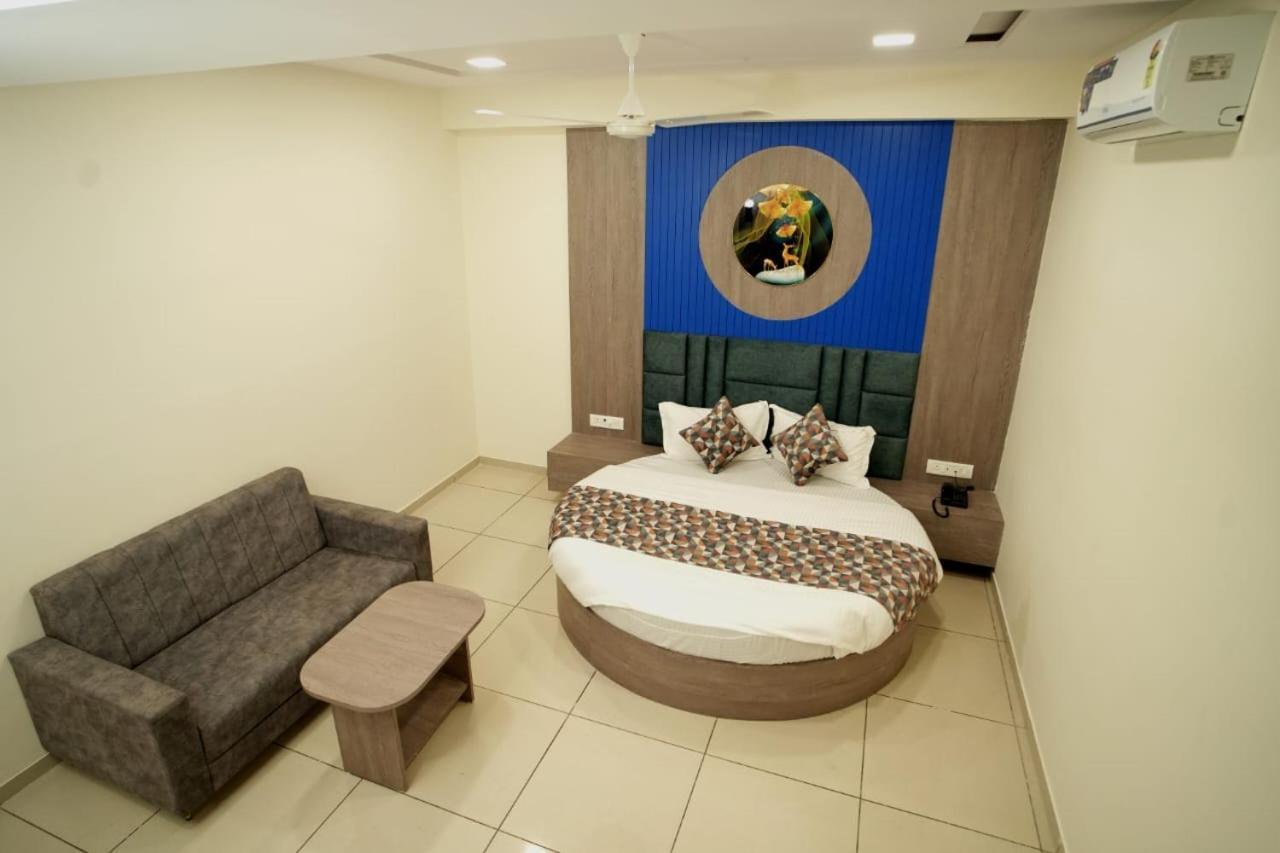 Hotl Sunsky Hotel Vadodara Exterior photo