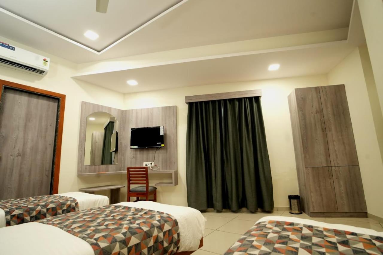 Hotl Sunsky Hotel Vadodara Exterior photo