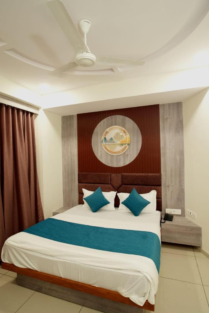 Hotl Sunsky Hotel Vadodara Exterior photo