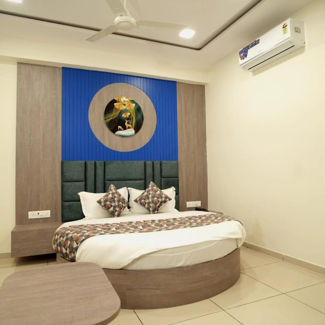 Hotl Sunsky Hotel Vadodara Exterior photo