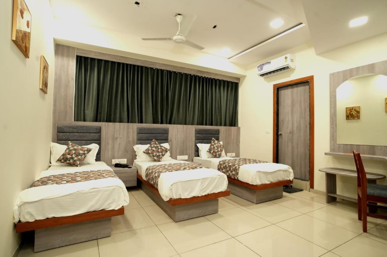 Hotl Sunsky Hotel Vadodara Exterior photo
