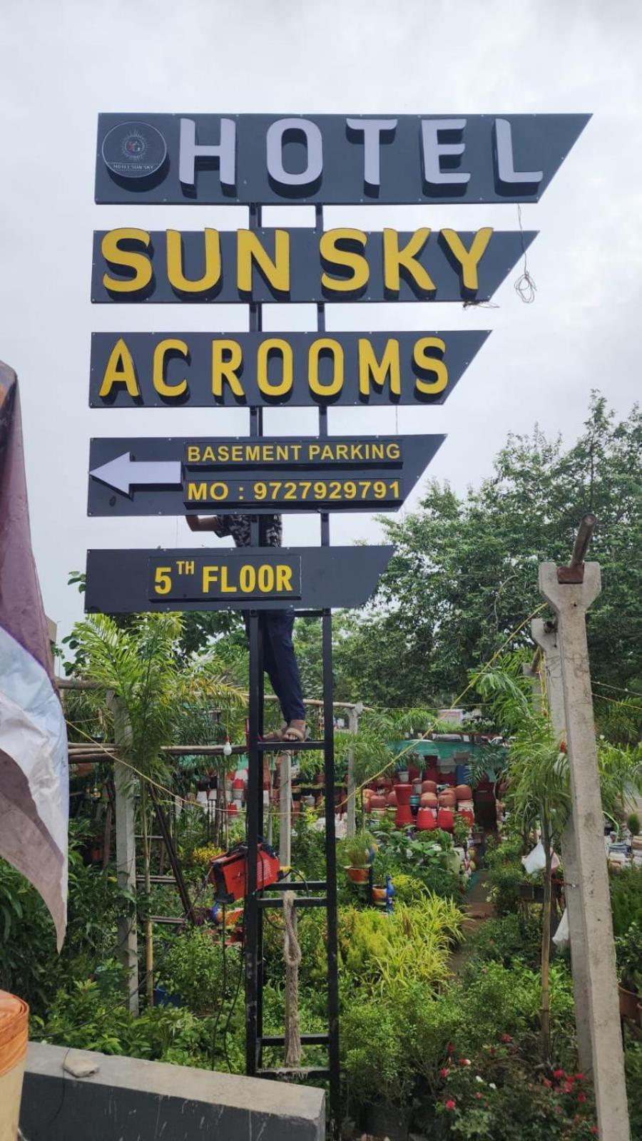 Hotl Sunsky Hotel Vadodara Exterior photo
