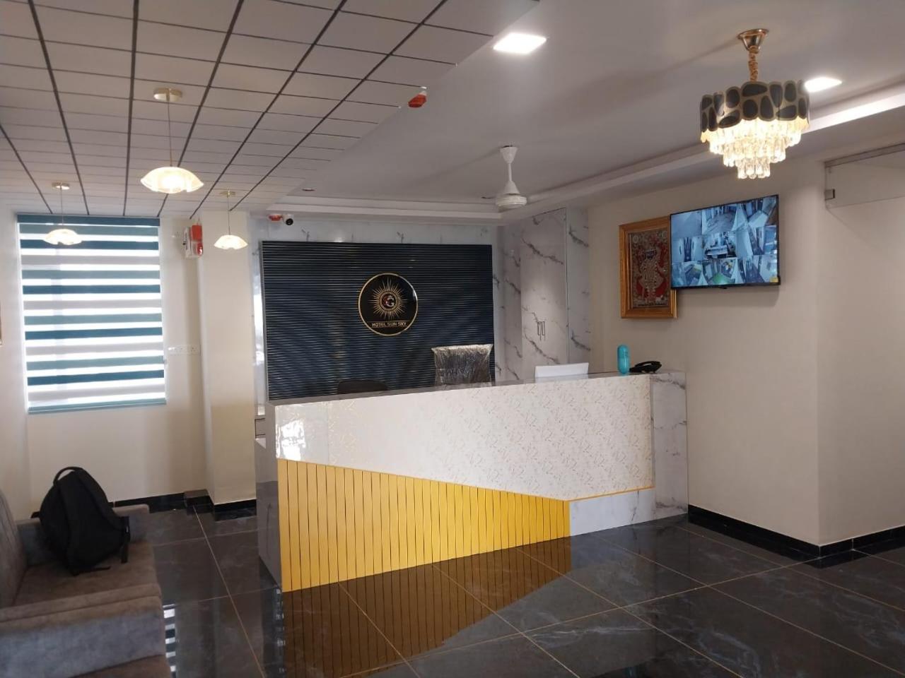 Hotl Sunsky Hotel Vadodara Exterior photo